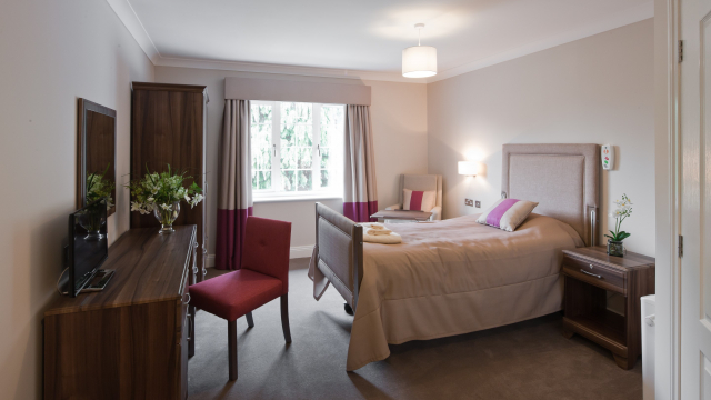 Buckingham House bedroom with dressing table, TV and window 