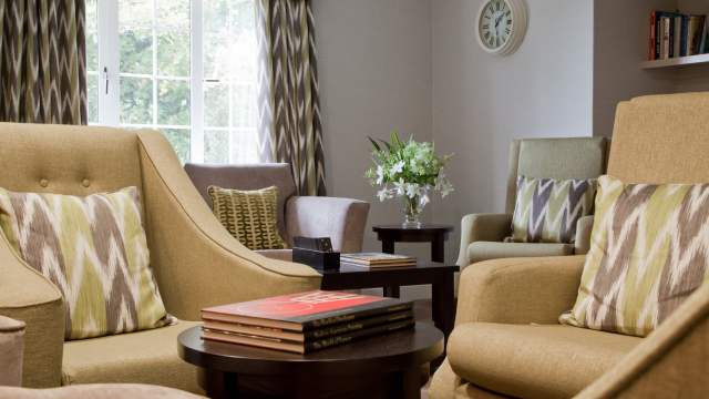 Buckingham House lounge with a range of books 