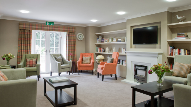 Buckingham House lounge with TV and books