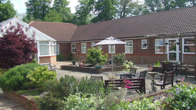 Monread Lodge gardens with seating 