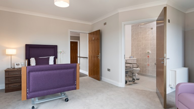 Kings Manor bedroom ensuite