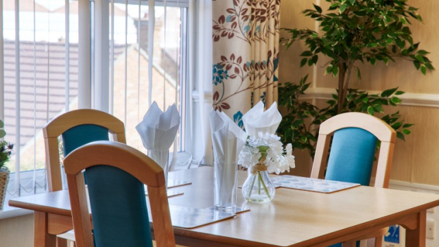 Chestnut Court dining table