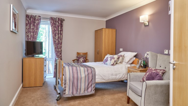 Ashmead purple bedroom with TV 