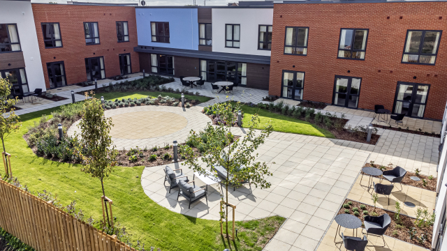 Chartwell Manor courtyard and outdoor seating 