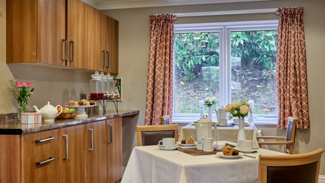 Brunel House Kitchen with breakfast bar 