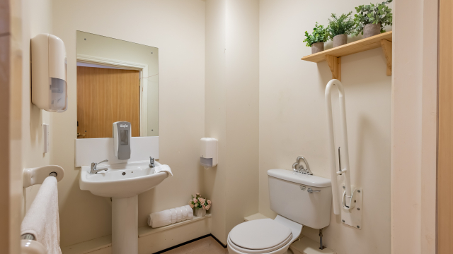 Amber Court bathroom 