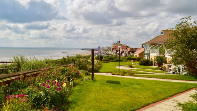 White Rose Lodge exterior with sea view